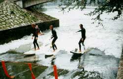 3 auf einer Welle an der Isar-Floßlände 1976