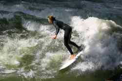 AE-Foto AE070723: Surfen auf der Münchner Eisbach-Welle