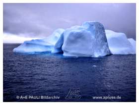 D1946 blauer Eisberg unter grauem Himmel