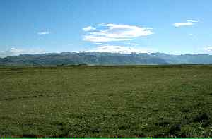 der Gletscher-Schild des Eyjafjallajökull (1666m) über der grünen Ebene von Seljaland